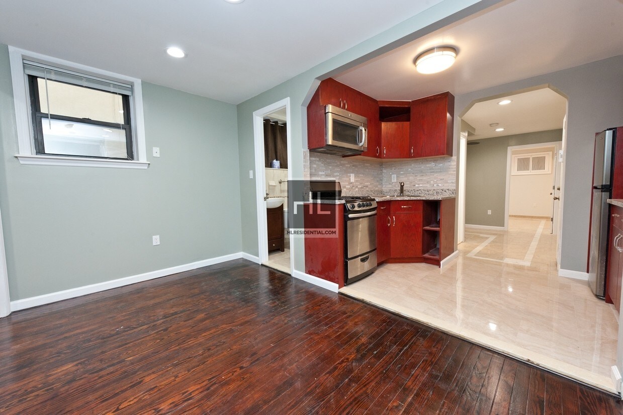 Primary Photo - 2135 Steinway St