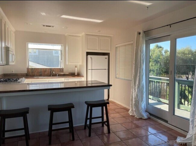 Building Photo - 2945 Highland Dr