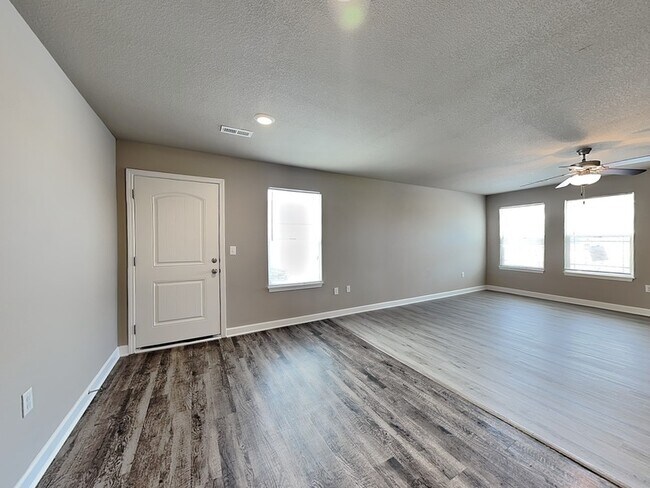 Foto del edificio - 108 SW Marigold St