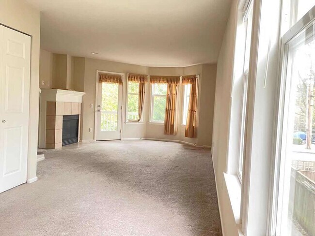 Building Photo - Great Townhome For Rent