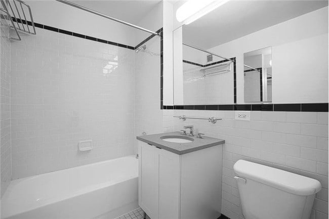 Building Photo - 420 W 42nd St