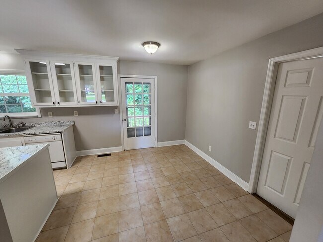 Foto del edificio - 829 E Glochester Pl NW