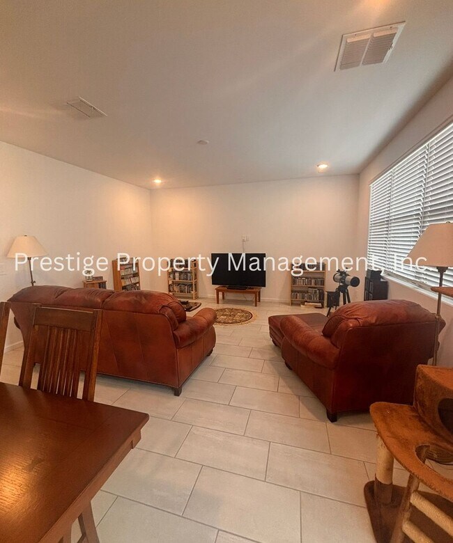 Building Photo - Beautiful 2/2 2-Story West Side Home With ...