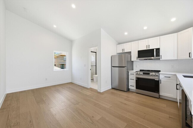 Foto del edificio - 2452 S Marion St