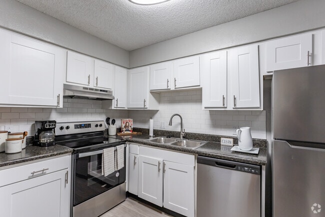 2HAB, 1,5BA - Roble - 1080 ft² - Cocina - Highland on Briley