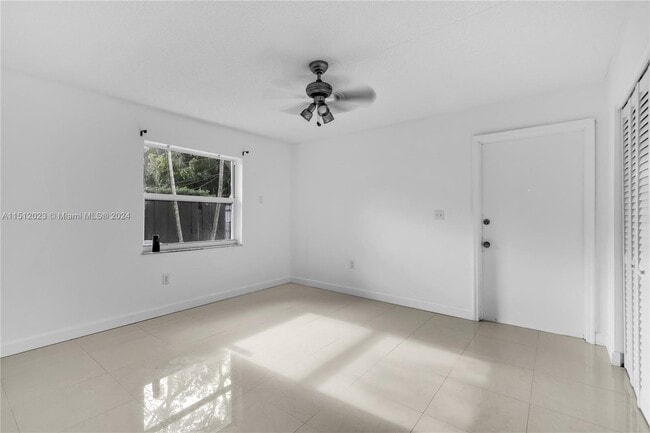 Building Photo - 3124 SW 1st Ave