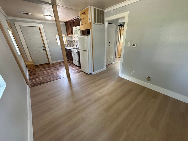 Building Photo - 1 bed, 1 bath home for rent in quiet Water...