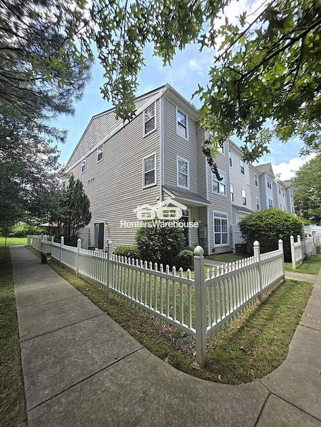 Foto del edificio - Great 3-bedroom End Unit!
