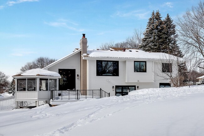 Building Photo - 3000 Pilgrim Ln N