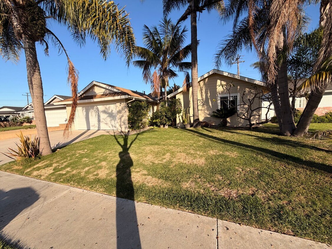 Foto principal - Beautiful 4 Bedroom Huntington Beach House For Rent!