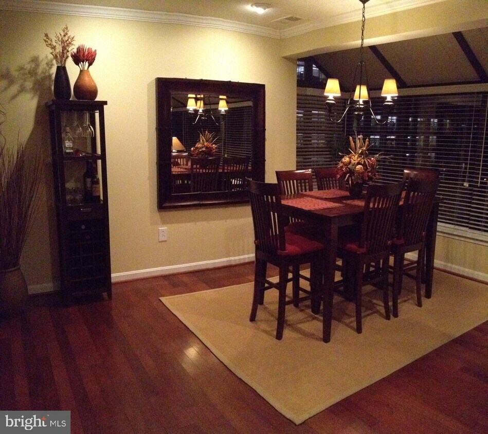 Foto principal - 1029 N Stuart St