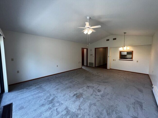 Foto del edificio - $1,500 | 3 Bedroom, 2 Bathroom Condo | Pet...