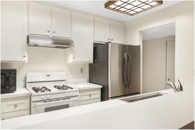 Building Photo - 2 Bedroom Ground Floor Irvine Condo