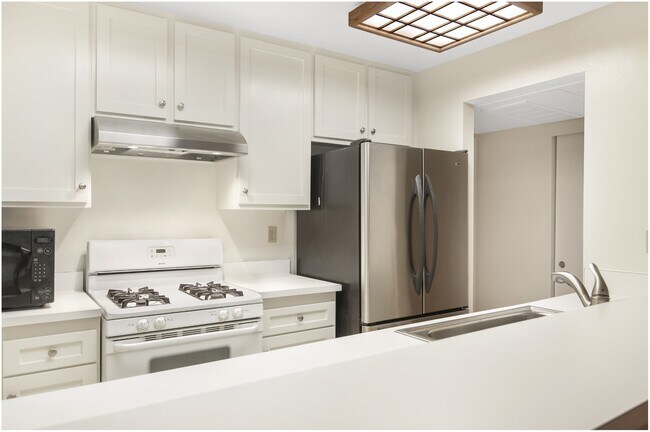 Foto del edificio - 2 Bedroom Ground Floor Irvine Condo