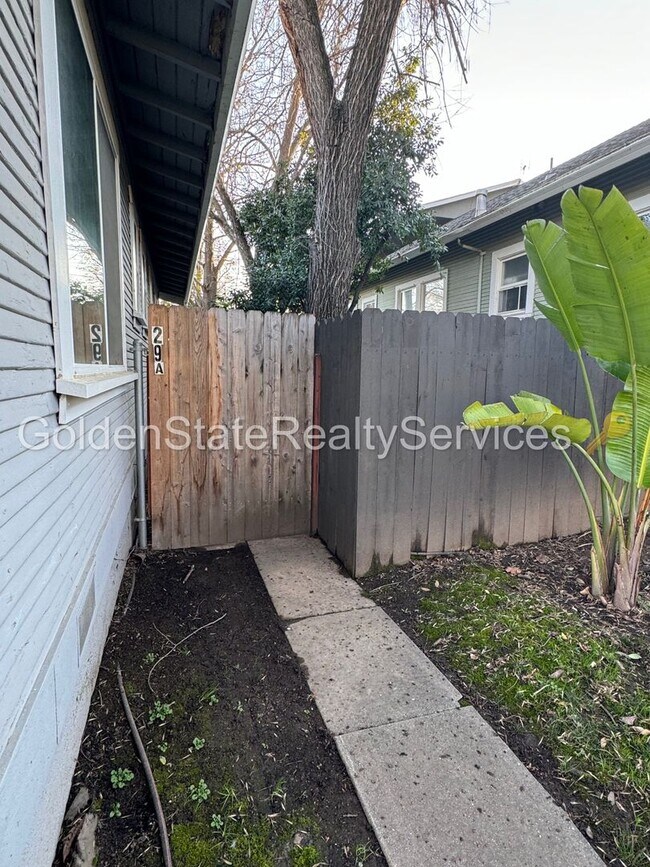 Building Photo - Pleasant St