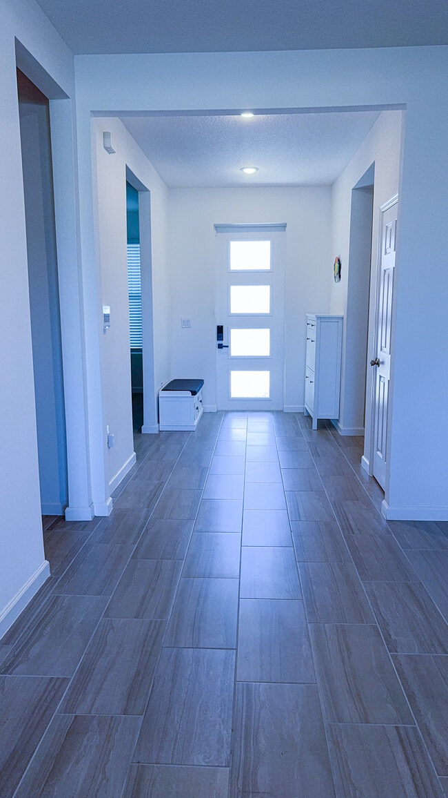 Puerta de entrada y entrada - 2463 Middlebury Dr SE