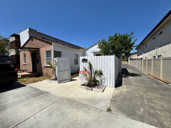 Foto del edificio - Nicely Updated Home with Enclosed Front Yard