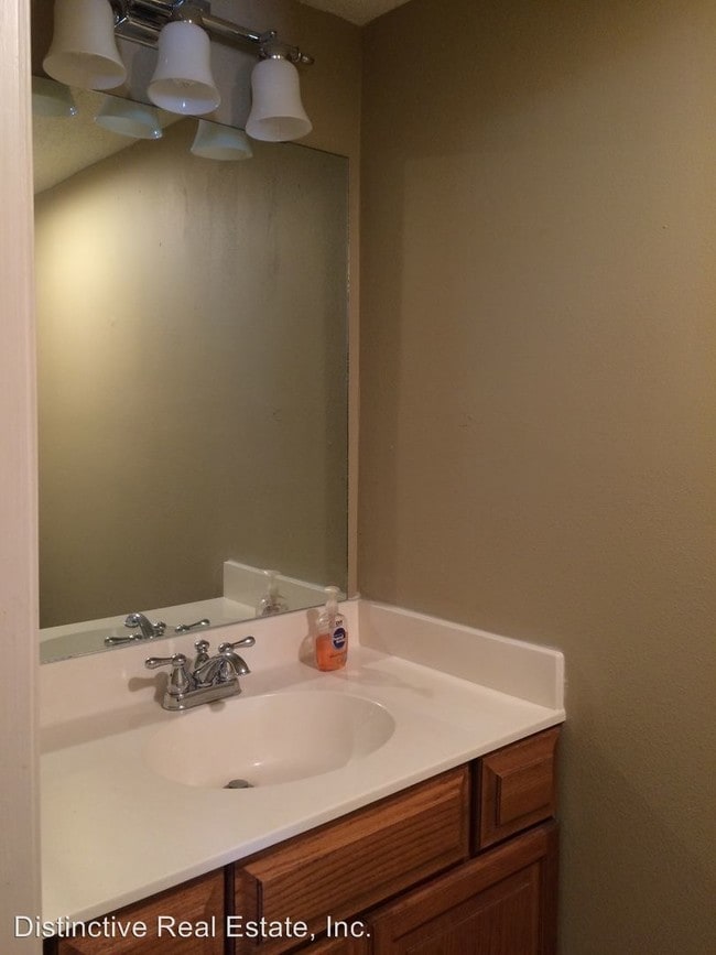 Building Photo - 3 br, 1.5 bath House - 165 Kingspoint Blvd.