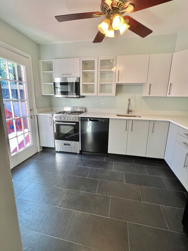 Foto del edificio - Beautiful 4 BR + den 2 FB home in corner lot!