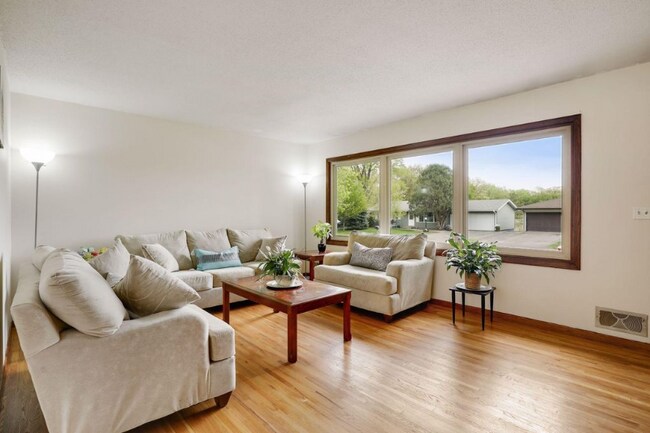 Foto del edificio - 656 17th Ave NW