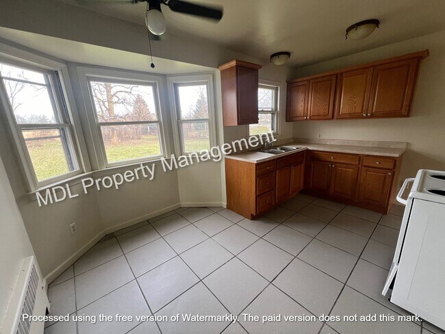 Building Photo - Available NOW! 3 bed 1 bath single family home!