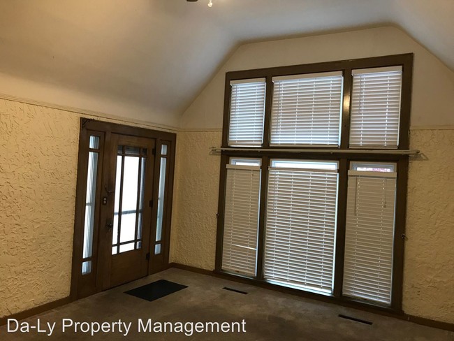 Foto del edificio - 3 br, 1.5 bath House - 2208 W. 1st St.