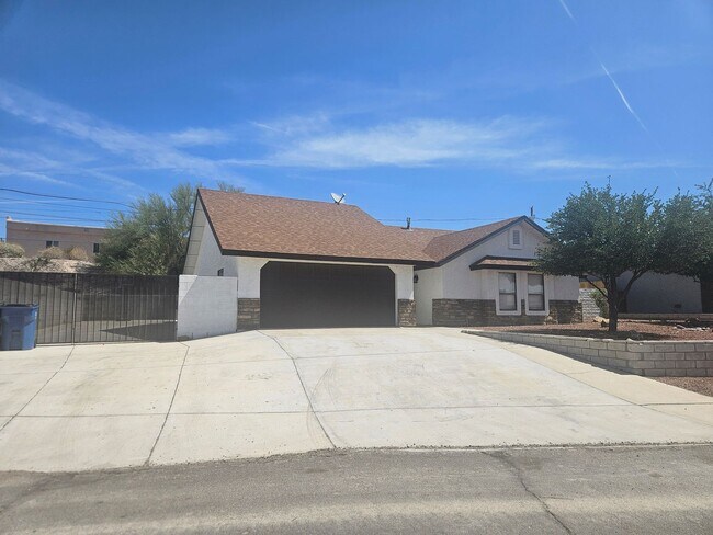 Building Photo - Spacious 3-Bedroom, 2-Bath Home with Den &...