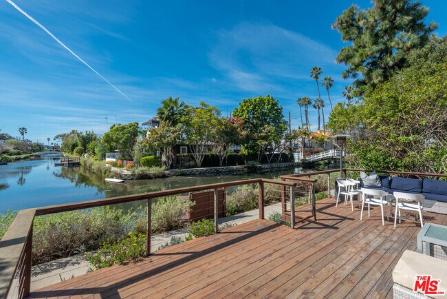 Foto del edificio - 469 Sherman Ave