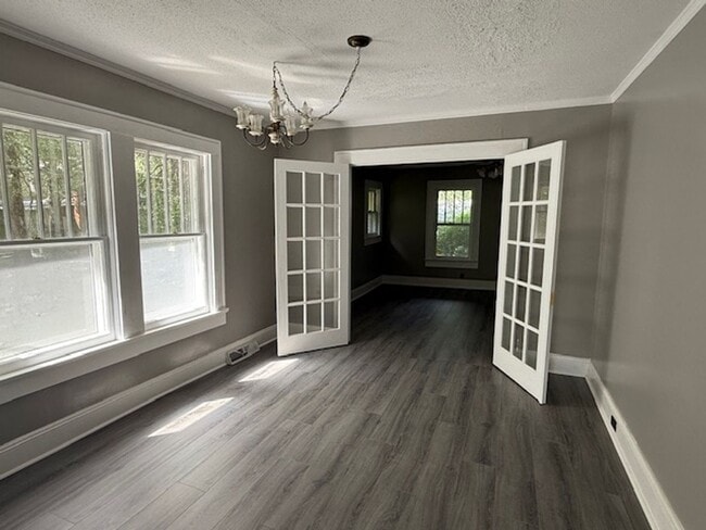 Building Photo - Charming 3-Bedroom Home in the Heart of Bu...