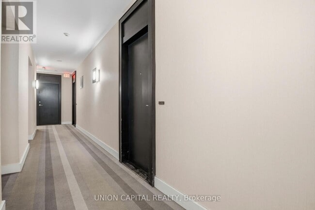 Building Photo - 33 Charles St E