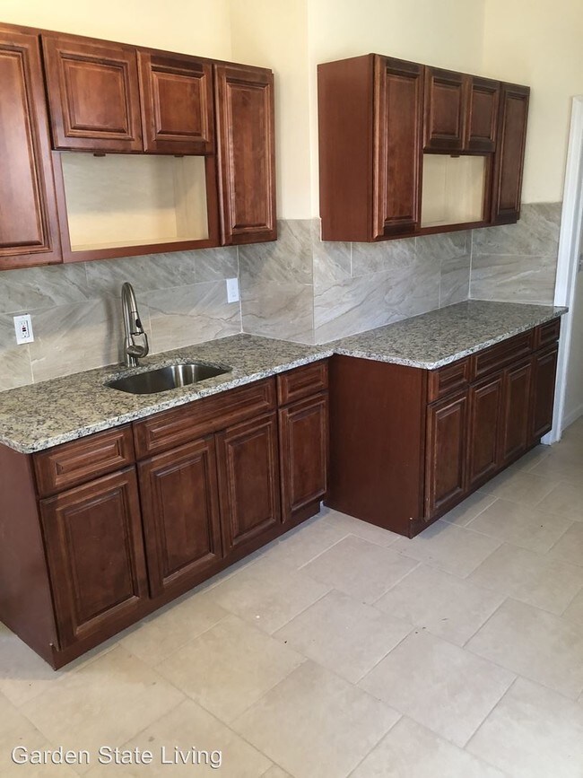 Building Photo - 4 br, 2.5 bath House - 832 S 15th Street