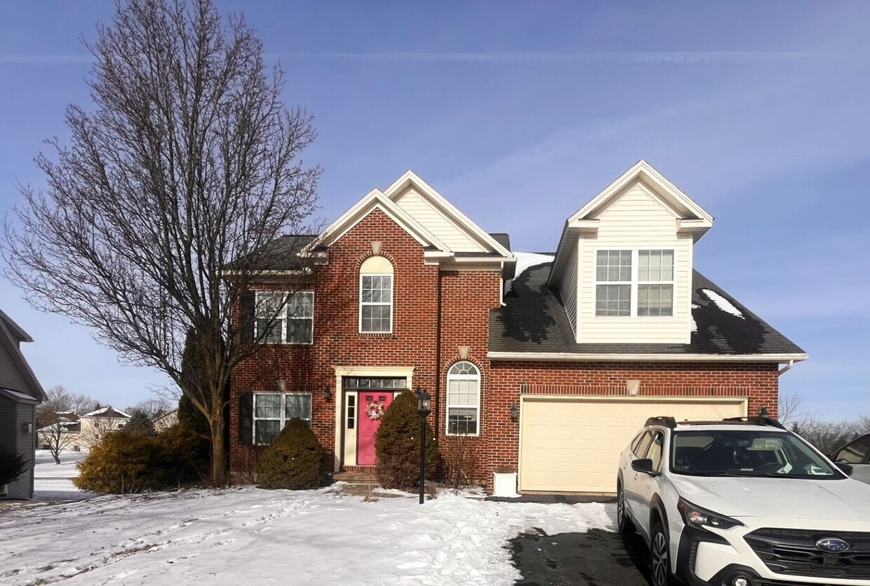 Foto principal - Single Family Home in Foxpointe Neighborhood