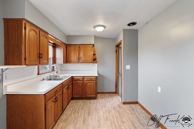 Building Photo - 3 Bed 1 Bath House for Rent in NE Canton