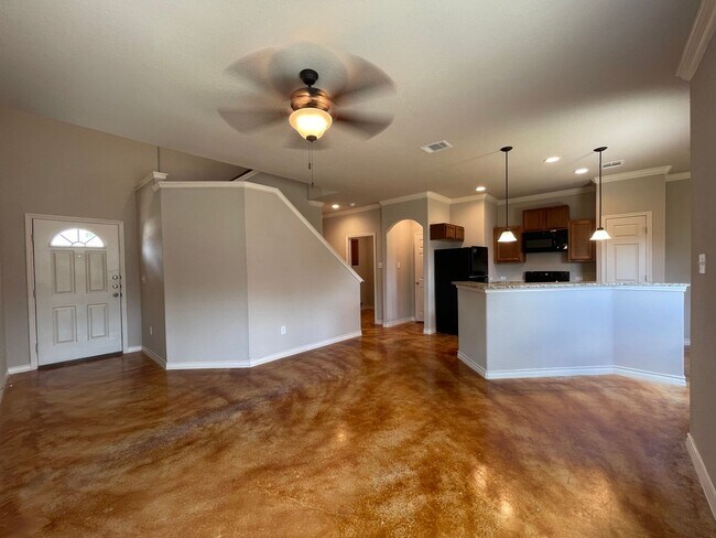 Building Photo - Town home for rent