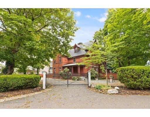 Building Photo - 2 Rangeley Rd
