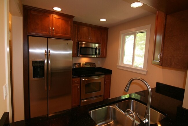Building Photo - Newly Remodeled Condo Blocks from Juanita ...