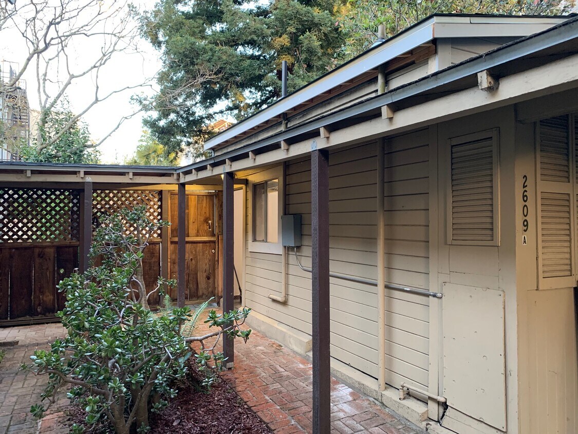 entrada lateral - 2609 Dana St