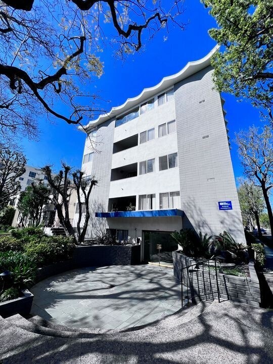 Foto del edificio - 351 N Palm Dr
