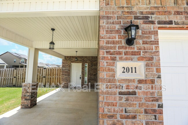 Building Photo - 2011 Wildflower Dr