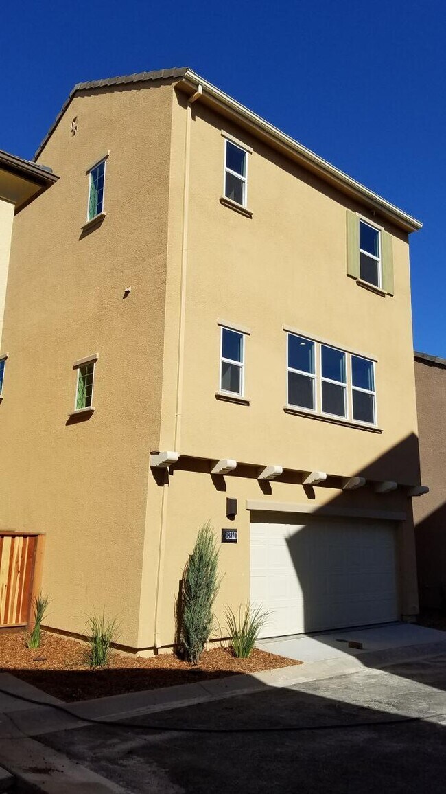 Building Photo - 4 bedroom in Newark CA 94560