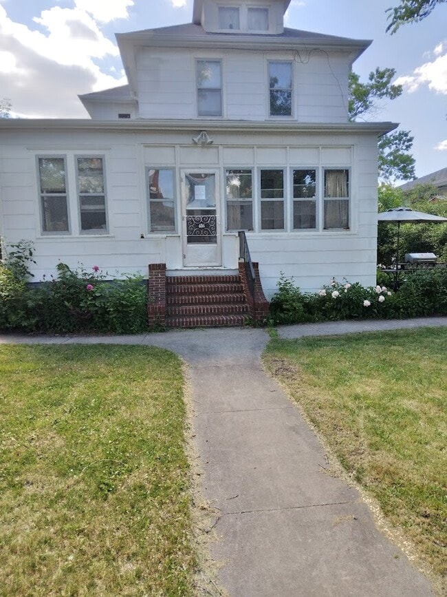 Building Photo - 606 7th St N