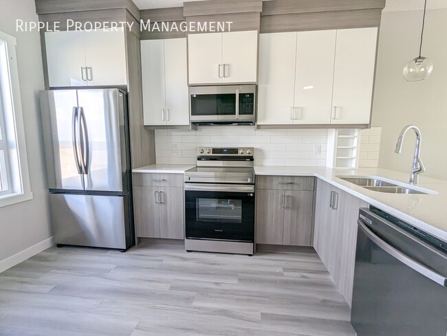 Photo du bâtiment - FIRST FREE MONTH! FANTASTIC 3 BEDS/ 3.5 BA...