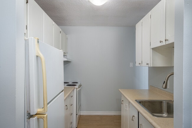 Building Photo - INCLUSIVE TWO BEDROOM APARTMENT STEPS FROM WHITEOAKS MALL