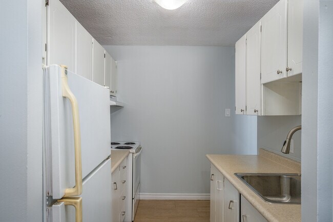 Photo du bâtiment - INCLUSIVE TWO BEDROOM APARTMENT STEPS FROM WHITEOAKS MALL