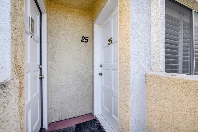 Building Photo - 116 W Maple St