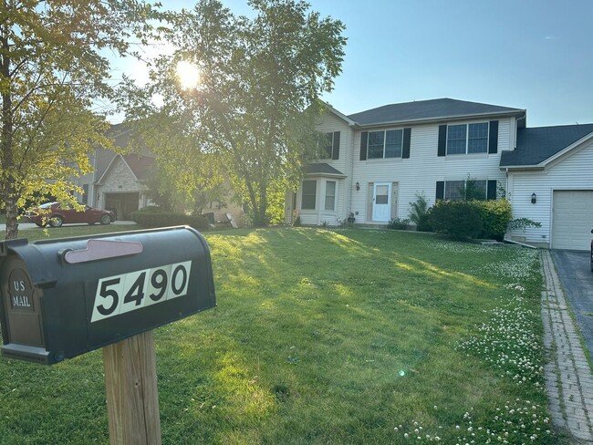 Foto del edificio - 5490 Fox Path Ln