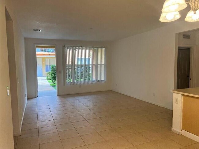 Foto del edificio - 3553 Forest Hill Blvd