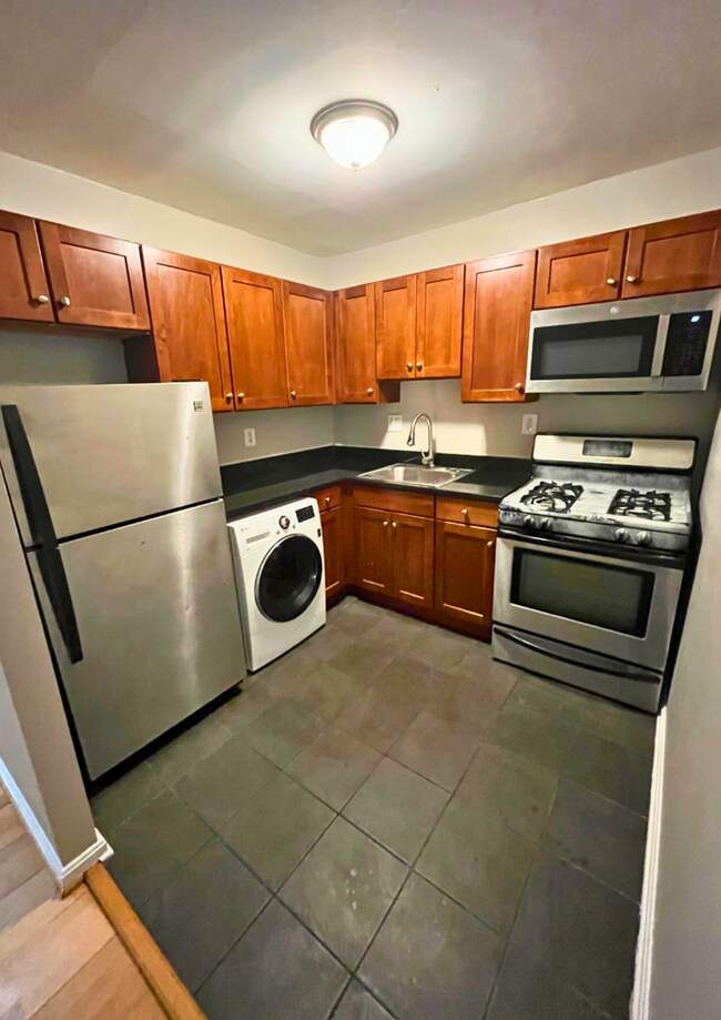 Building Photo - Modern 2-Bedroom Apartment with In-Unit La...