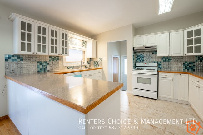 Building Photo - 2 Bedroom Pet Friendly House With Yard, AC and Assigned Parking