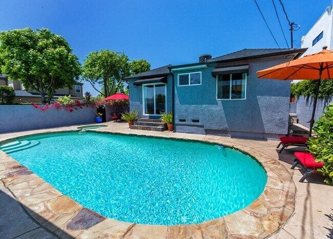 Foto del edificio - PRIVATE HOUSE.. POOL.  3 Bedroom + 2 Bath. In UNIT WASHER / DRYER